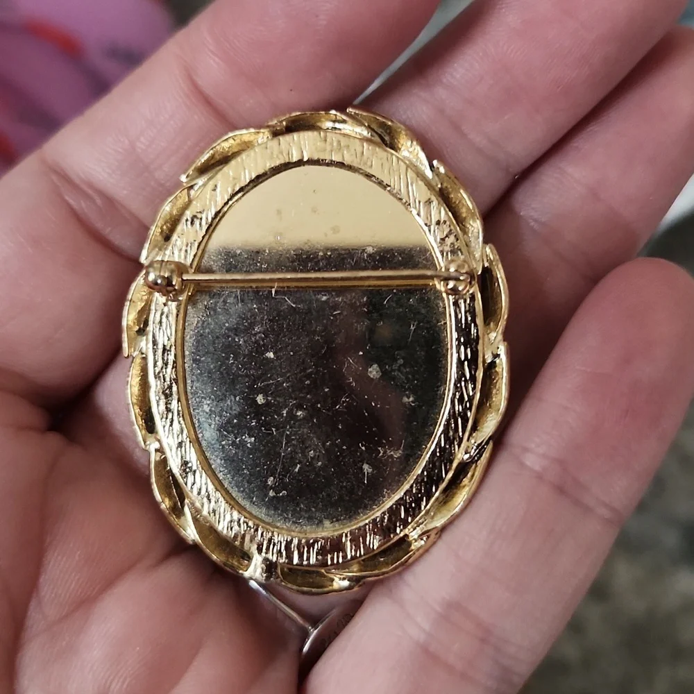 Vintage‎ floral glass brooch